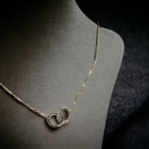 Collana Anelli intrecciati in oro bianco con zirconi