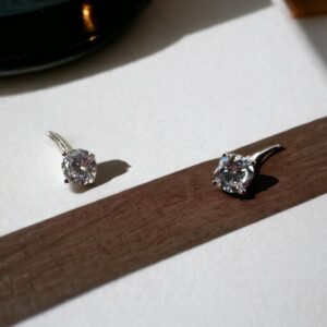 Orecchini punti luce con “baffo”