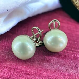 Orecchini con perla a bottone in argento