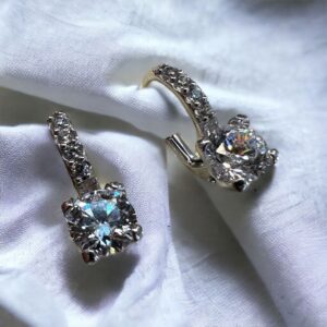 Orecchini a monachella in argento con zirconi