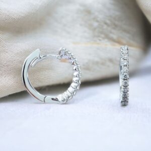 Orecchini a cerchio in oro e diamanti